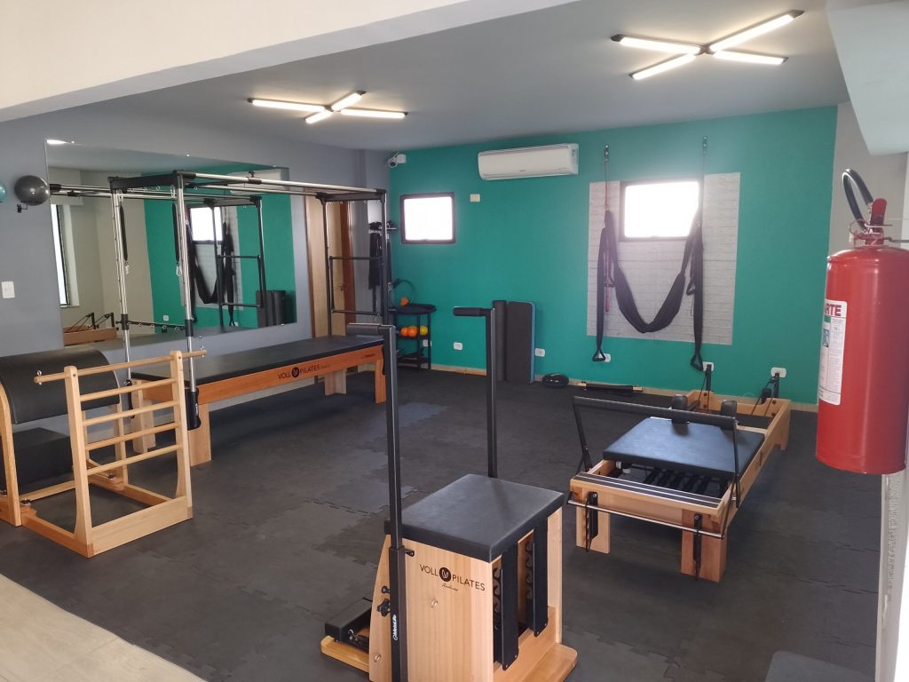 studio-de-pilates-guaruja-sala-de-aula-scaled
